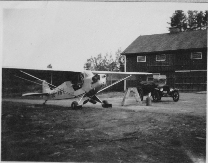 SE-AWK vid hangaren i Olofsfors ca 1947.jpg