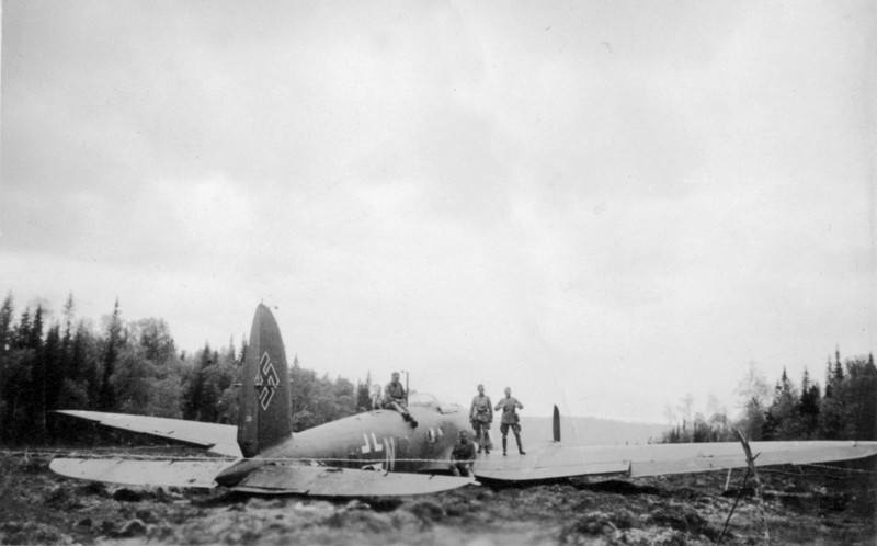 Tyskt nödlandat flygplan. Från album i Ö-vik.jpg