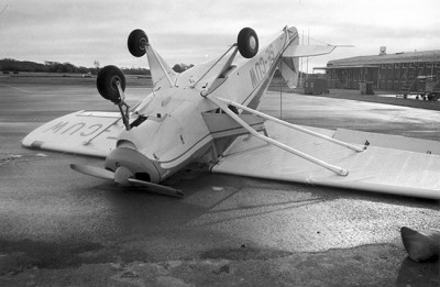 SE-CUW efter att ha blåst omkull på plattan vid civila flygstationen<br /> <br />i Halmstad vid stormen den 19 oktober 1967.<br />Foto: Jörgen Andersson