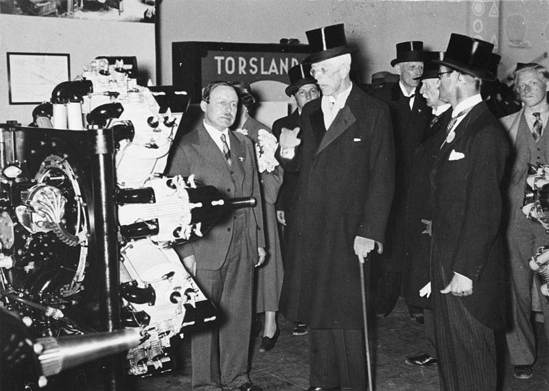 His_Royal_Highness_King_Gustaf_V._1940s._Torslanad_Airport.jpg