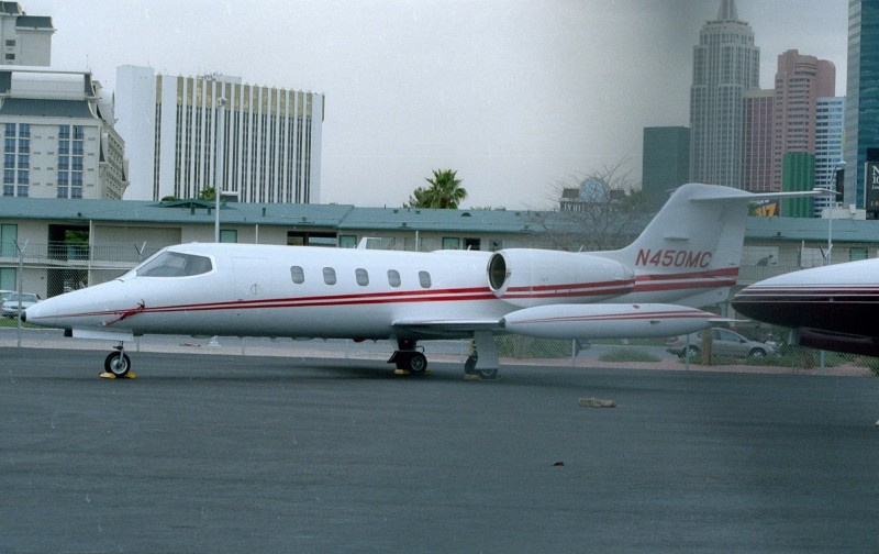 N450MC Gates Learjet 35A  Las Vegas, NV Feb 2001.jpg