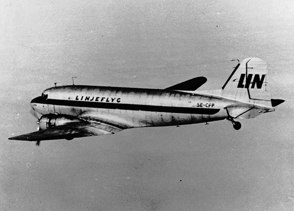 Flygfoto Douglas DC-3, SE-CFP i Linjeflygs färger.